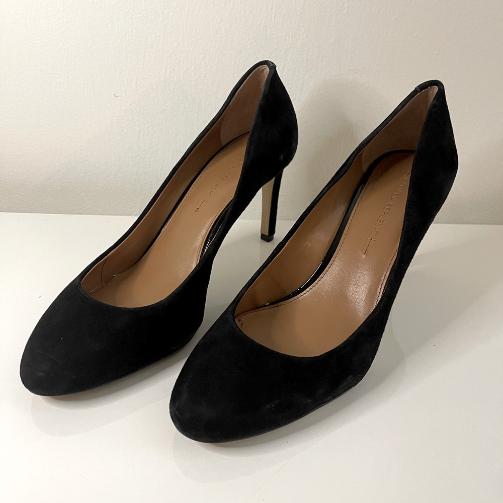 Banana Republic black suede pump. Size 11